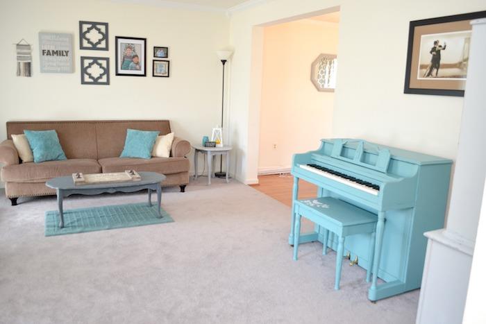 Klavír namaľovaný v svetlo modrej farbe, nápad na skvelú dekoráciu obývačky, výroba nábytku pred ním, ako prekresliť kus nábytku bez toho, aby ste ho prebrúsili