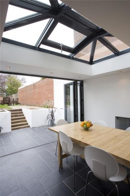 غرفة المعيشة مع سقف النوافذ-velux-glass-Roof-light-wood-table-white-chair