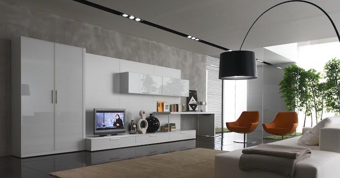 moderná obývacia izba a moderný biely nábytok, oranžové vintage sedadlá