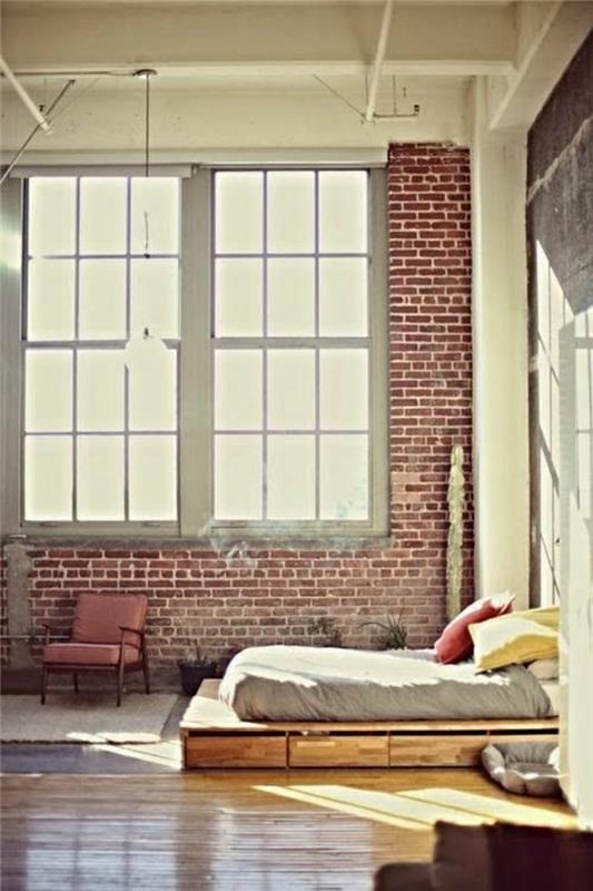 obývačka-dielňa-spálňa-posteľ-na-poschodí-okno-veľké-červeno-žlté-vankúše
