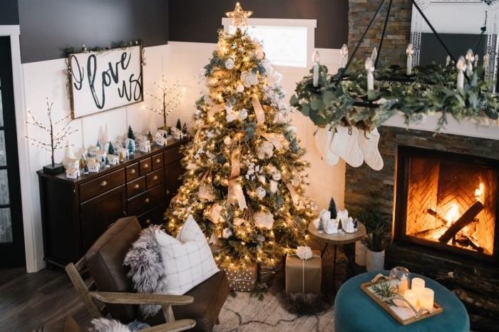 mysig atmosfär i ett vardagsrum med öppen spis dekorerad till jul, idé hur man dekorerar ett snyggt träd i guld och grått