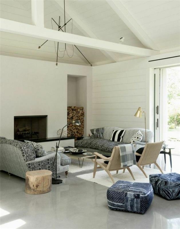 obývačka-so-sivým nábytkom-a-sivým-voskovaným-betónom-stropom-pod odkvapom-a-veľkými oknami