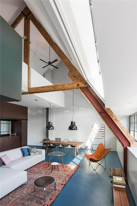 غرفة المعيشة - مع السقف - المنحدرة - العلية - التخطيط الملون - السجاد - الأرضية الزرقاء