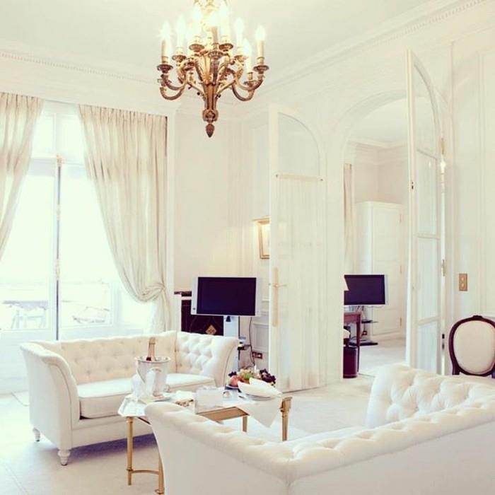 غرفة المعيشة الباروك-الأثاث-الباروك-الثريا-الأبيض-الجدران-السقف-مرتفع-أبيض-الباروك-كرسي بذراعين-رخيصة