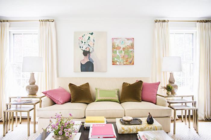 Jednoduchý nápad ružovej a taupe spálne predstavenie sivá a ružová obývacia izba rozloženie bielej pohovky ružové vankúše
