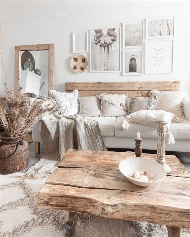 biela a drevená obývacia izba s dreveným konferenčným stolíkom, drevenou pohovkou a bielym vankúšom, lemovaný koberec, ozdoba steny, rámy, škandinávska atmosféra