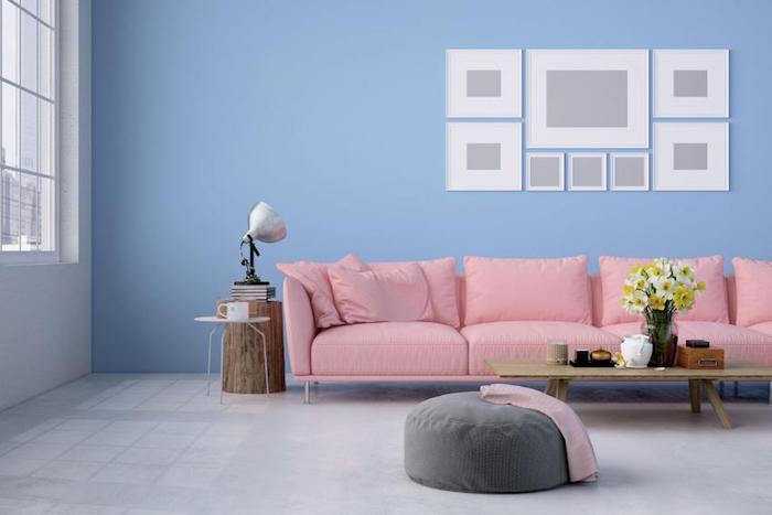 Ružová a modrá spálňa moderná obývacia izba ružová sedačka, ktorej farba sa spája s práškovo ružovou výzdobou interiéru