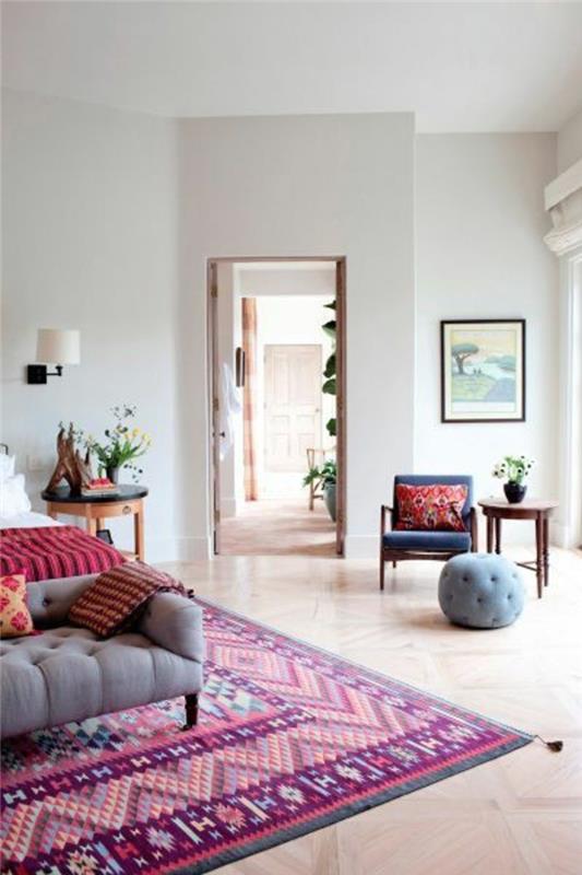 elegant-vardagsrum-med-rosa-röd-matta-billig-matta-för-det-moderna-vardagsrum