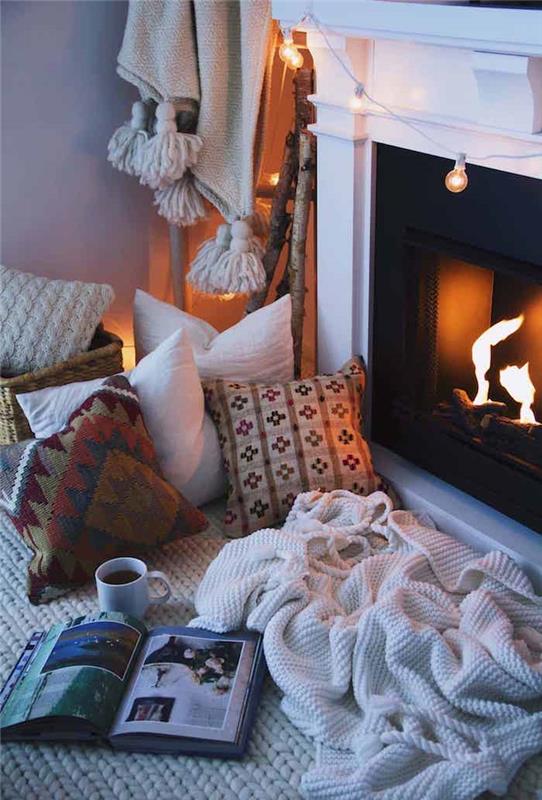 kokon obývacia izba útulný dekor roh na čítanie krb bočná biela deka farebné vankúše krb moderný dizajn