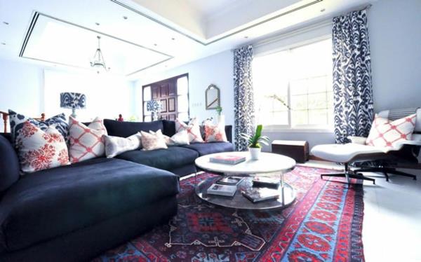 vardagsrum-dekoration-original-blå-soffa-bord-kuddar-rideuax-vit-och-svart