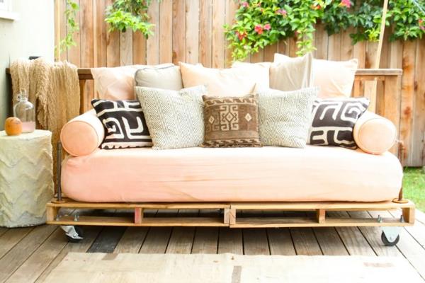 ružová-sedačka-paleta-záhradný nábytok