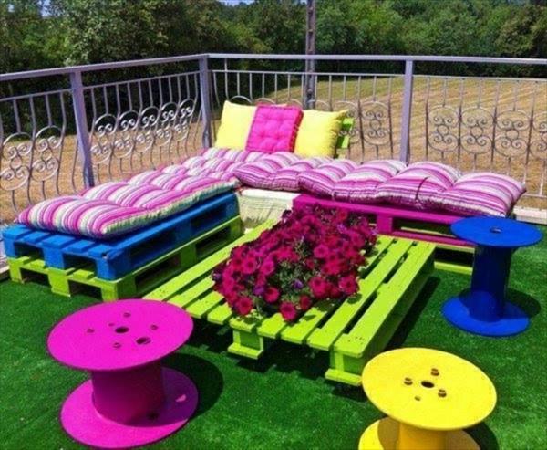 farebný paletový záhradný nábytok