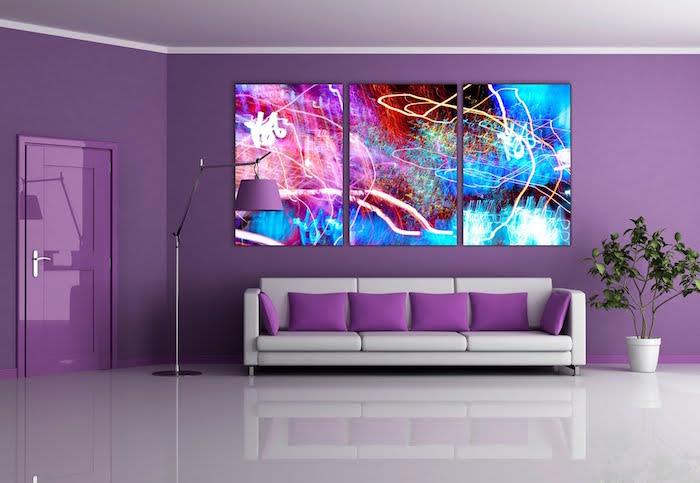 moderný obraz obývačky zariadený vo fialovej farbe, ako vyzdobiť obývačku vo fialovom prevedení