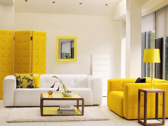 Vintage dizajnová dekorácia obývačky s vintage nábytkom, žltá sedačka zo 70. rokov