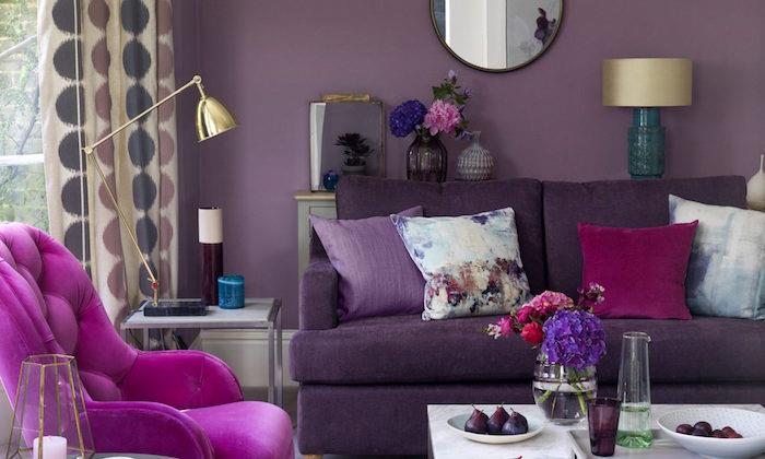 dekor obývačky s fialovou stenou. ozdobte obývaciu izbu fialovou sedačkou a fuchsiovým kreslom