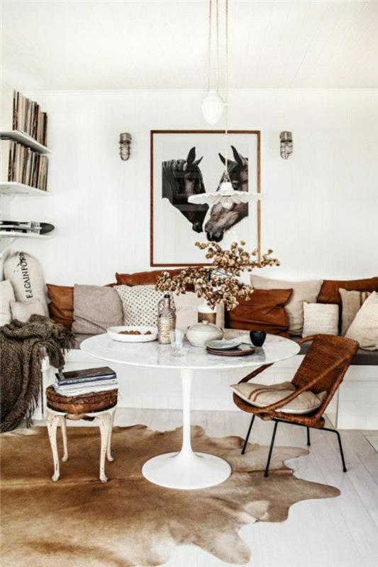 obývačka-koža-deko-biela-farba-biela-steny-béžovo-hnedá-vankúše-dekoratívne kvety