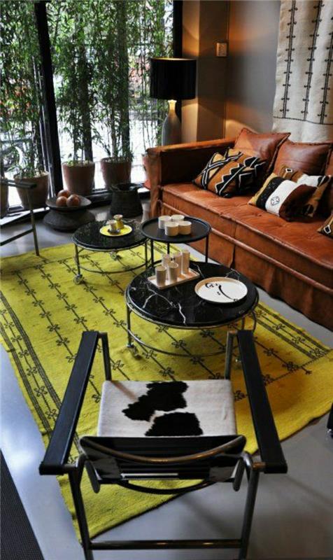 obývačka-v-koži-žltom-koberci-okne-veľkej-dekoratívnej-lampe-koženej-sedačke