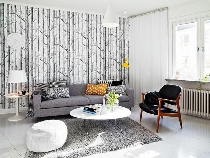 sivo-biela-obývačka-tapeta-inšpirovaná-severská-lesná-téma-sivá-pohovka-biela-konferenčný stolík