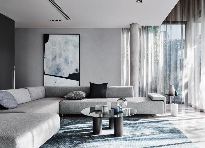moderná dekorácia s odtieňmi šedej v obývacej izbe s bielym stropom, predstava striebornej farby alebo betónovej omietky