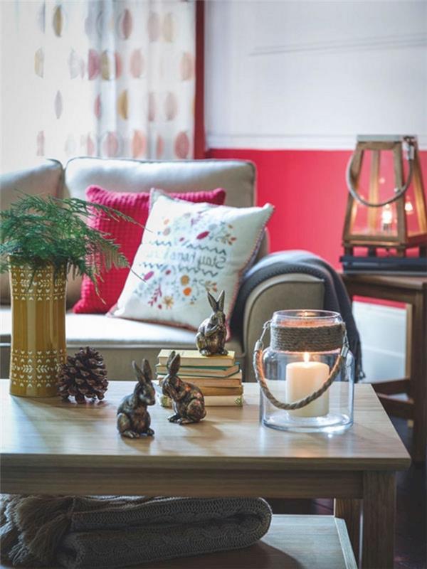 detta vardagsrum tar en festlig luft tack vare soffbordets dekoration av små personliga föremål och en vacker glasljushållare