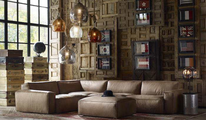 dominerande bistre färg i detta loft vardagsrum består av ljusbrun lädersoffa och träväggar