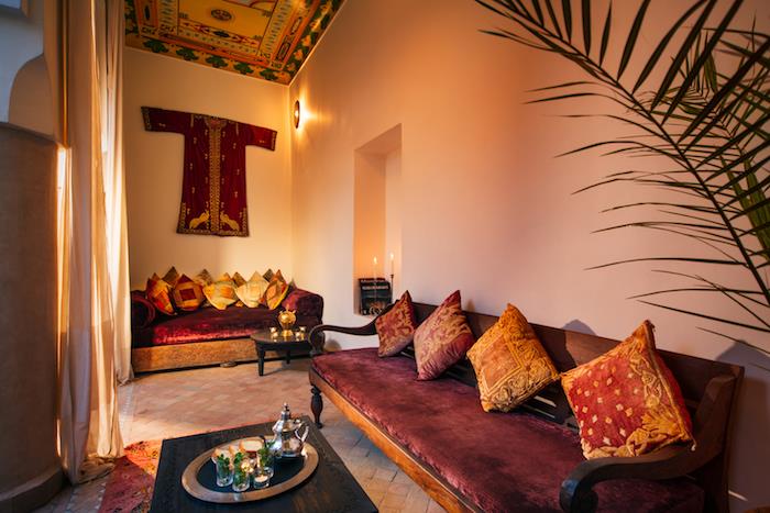 foto av orientaliskt etniskt vardagsrum, indiskt vardagsrum med traditionell soffa