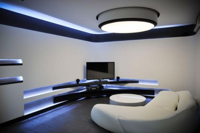 غرفة معيشة حديثة مع أريكة جلدية بيضاء - أرضية قرميدية - إضاءة LED - مثبتة على الحائط - ليست باهظة الثمن