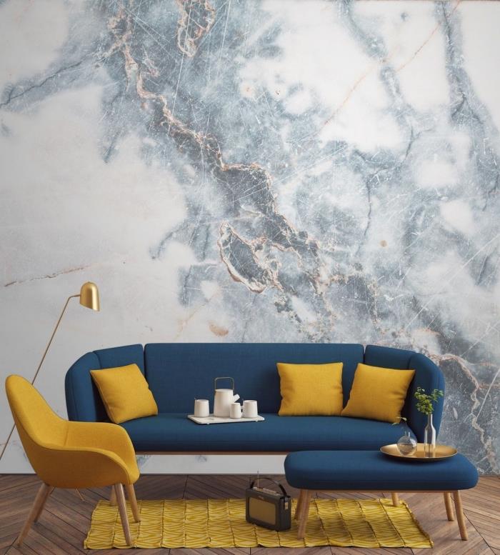 modern inredning, vardagsrumsdekoration med marmoreffektväggar med koppar accenter, marinblå soffmodell med dekorationsföremål med senap