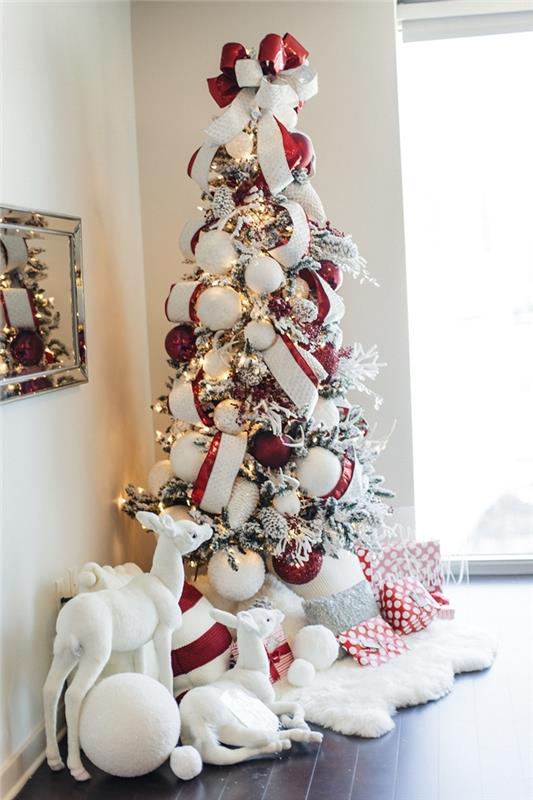jul vardagsrum rektangulär spegel julgran snöiga grenar vit gran dekorerade stora vita julbollar