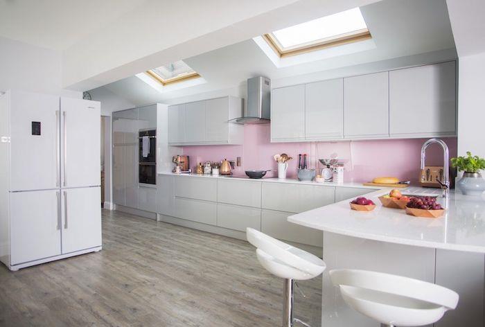 Biela a ružová kuchyňa moderná biela dekor kuchyne biely a fialový dekor spálne bledá farba