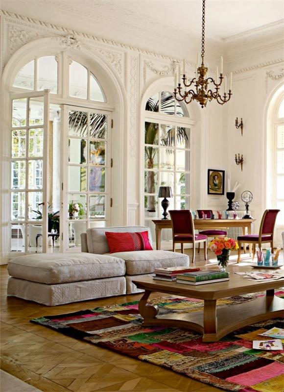 salon-roche-bobois-vynikajúce-viacfarebné-koberec-klenuté-dvere-a-barokové-stropné svetlo