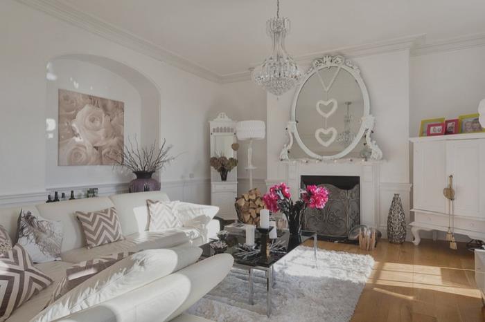 romantická a elegantná obývačka kombinujúca ošarpanú elegantnú dekoráciu v bielych a neutrálnych tónoch so sklenenými a kovovými prvkami pre elegantnú atmosféru