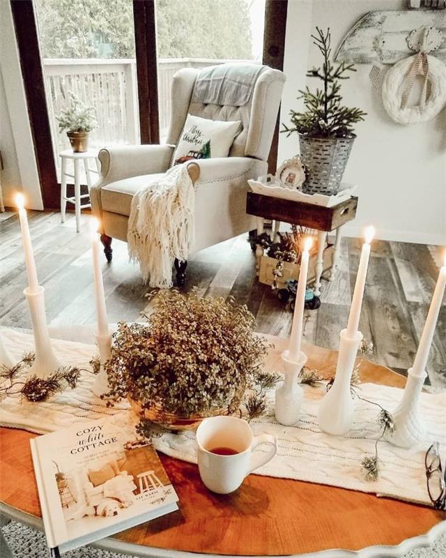 rustikálna obývačka originálne deko s nízkymi stolmi ozdobné sviečky biele kreslo slúžiaci stôl drevená prepravka