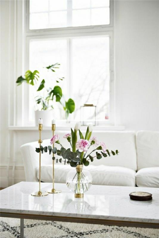 vardagsrum-bistro-bord-dekorativa-ljus-marmor-soffbord-vit-grönt-växt-fönster