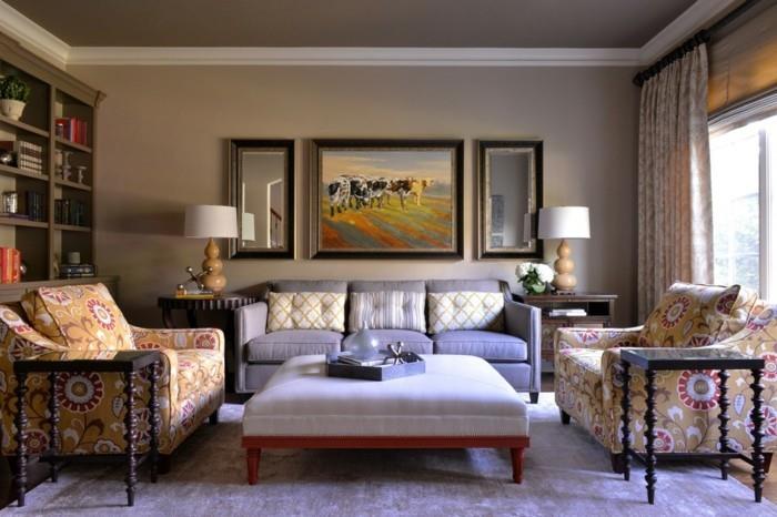 taupe-obývacia izba-veľmi elegantná-bohatá-farebná-paleta-fialová-pohovka-a-dve-pohovky-s-kvetinovými vzormi