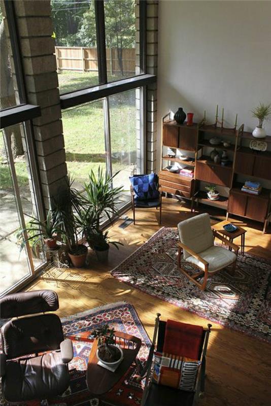 veľká obývacia izba-plné-svetla-drevená-podlaha-obývacia izba-stoličky-farebný-koberec-veľké-okno