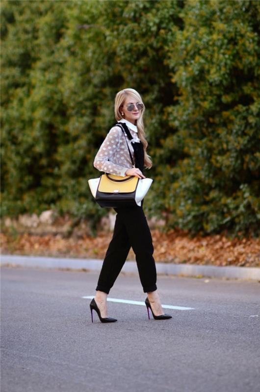 overall outfit, blond kvinna, svarta skor, vit och svart handväska
