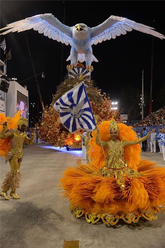 Orange klänning och guld accenter med fjädrar, karnevalsfest på våren, DIY -kostyminspiration