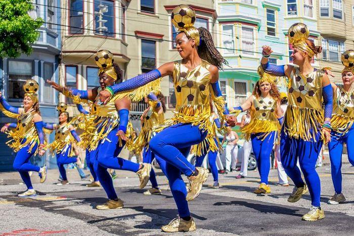 Fotbollskarneval förklädnad, hur man klär sig för fastelagen på San Franciscos gator