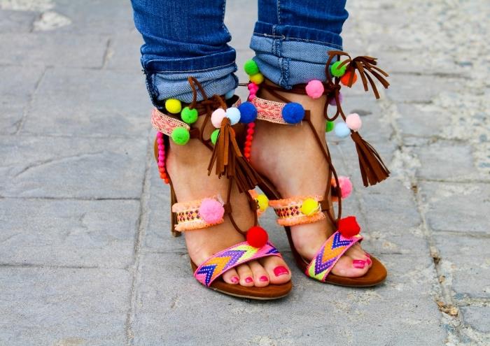 dekorácia sandálov na podpätku s mini strapcami, ľahký nápad na dámsky módny doplnok na personalizáciu