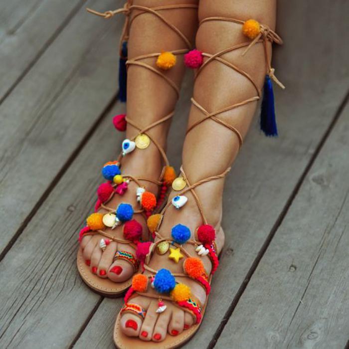 sandaler-hög-gladiator-stil-boho-chic-pompoms-färgade