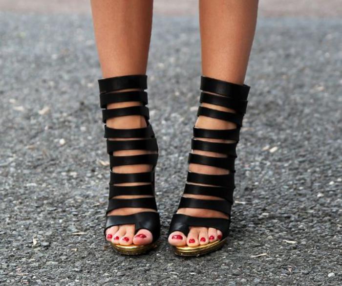 svart-super-chic-hög-sandaler