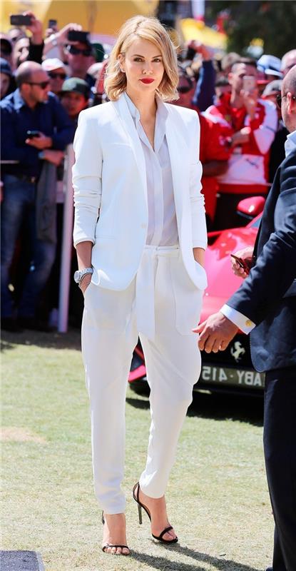vision elegant kvinna i vit kostym, idé total vit look för kvinna med vit kostym och svarta sandaler