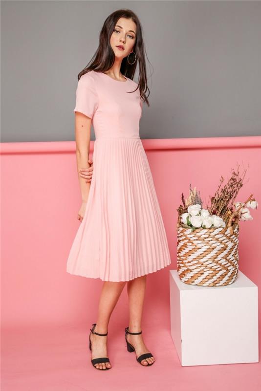 nápad na svadobné šaty, model po kolená s krátkymi rukávmi v pastelovo ružovej farbe