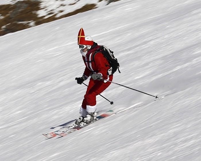 Santa Claus Santa Claus na lyžiach s vtipným kostýmom pre dospelých