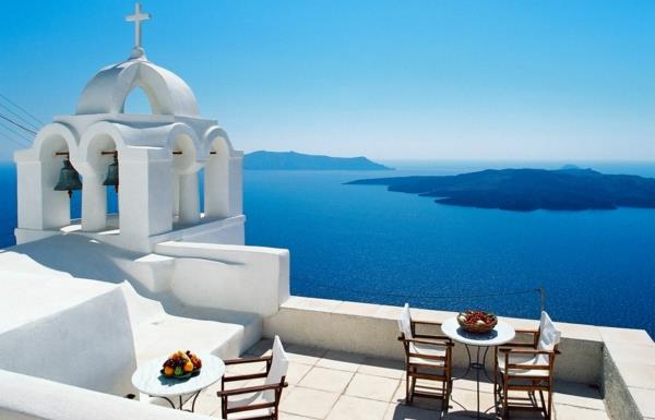Santorini-Grécko-foto-kostol-terasa-stoličky
