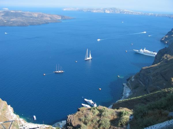 santorini-modre-more-hory-ile-jolie