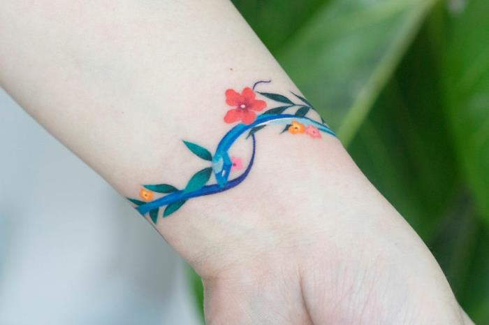 Model tetovania na plece, vyberte si svoje prvé tetovanie a urobte obrázok, aby ste sa vybrali k tetovaciemu náramku s tetovaním hada s kvetmi v okolí