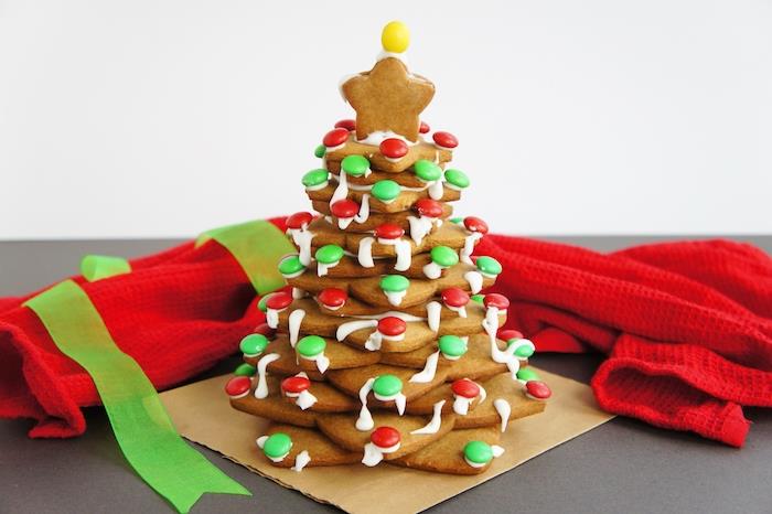 gourmet julgransdekoration i julkakor med pepparkakor med vit glasyr och godisdekoration mm