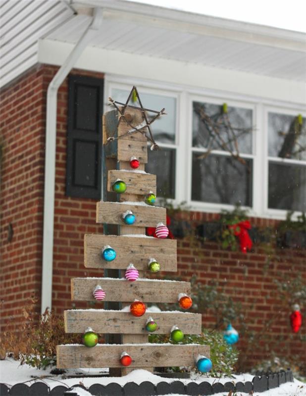 DIY dekorácia, ktorú môžete dať do svojej záhrady, drevený stromček, hviezda, závesné vianočné gule a hviezda v tyčinkách